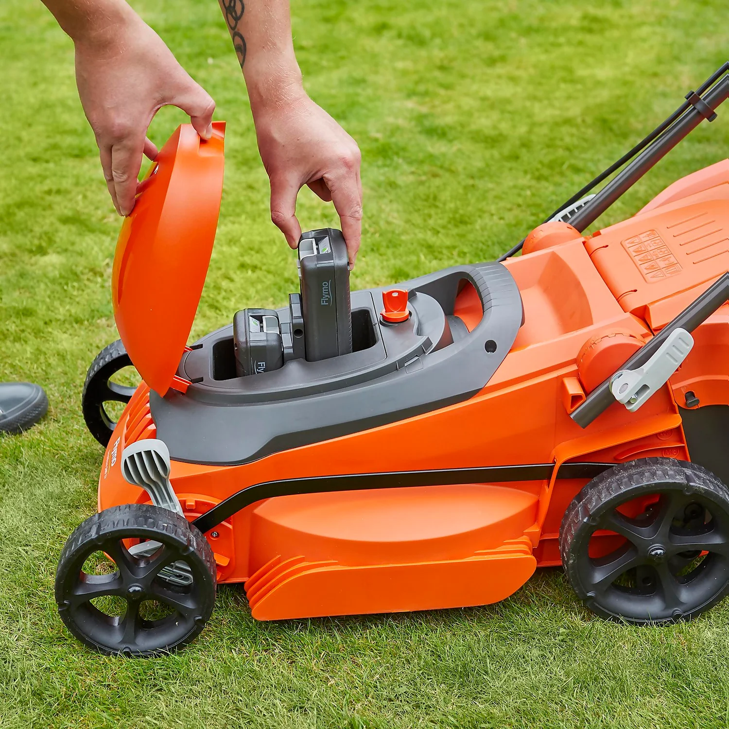 Flymo 20V SimpliStore 340R Li Cordless Mower - 30cm 2 Flymo 20V SimpliStore 340R Li Cordless Mower - 30cm - Image 2