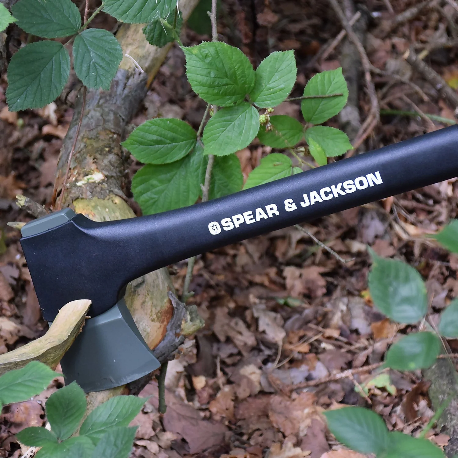 Spear & Jackson Fibreglass Axe - 1kg 2 Spear & Jackson Fibreglass Axe - 1kg - Image 2